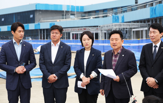 24일 경기도 양평군 중부내륙선 남한강 휴게소 공사 현장에서 열린 더불어민주당 국토교통위원회 국회의원 현장 방문 및 기자회견에서 최인호 의원이 발언하고 있다. 연합뉴스.